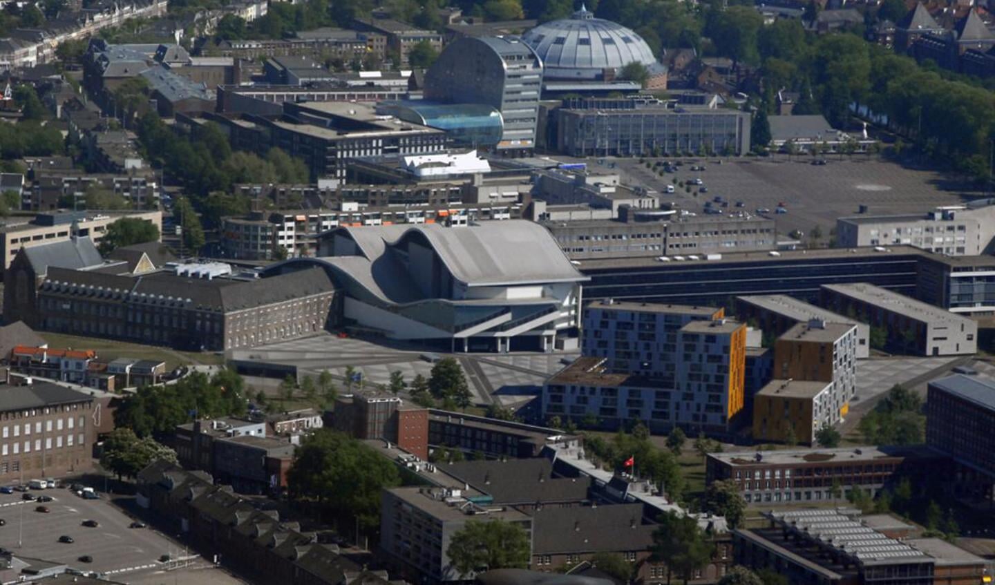 Rondvlucht op Tweede Paasdag boven Breda met Helicentre.nl. foto Wijnand Nijs