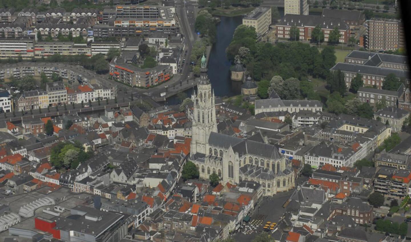 Rondvlucht op Tweede Paasdag boven Breda met Helicentre.nl. foto Wijnand Nijs