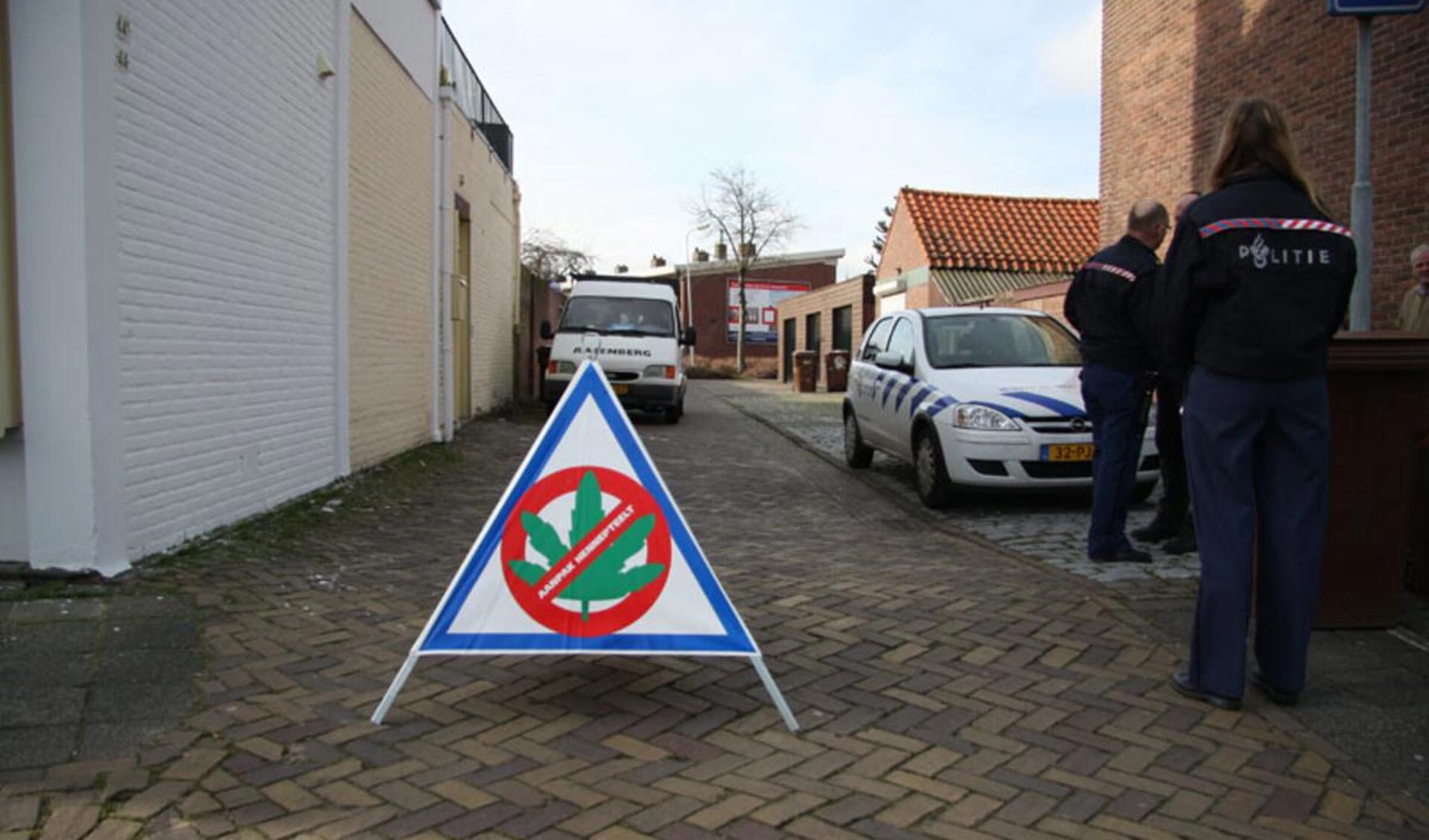 De politie viel meerdere Bredase panden binnen tijdens een Brabantse hennepruimdag. foto Erik Eggens