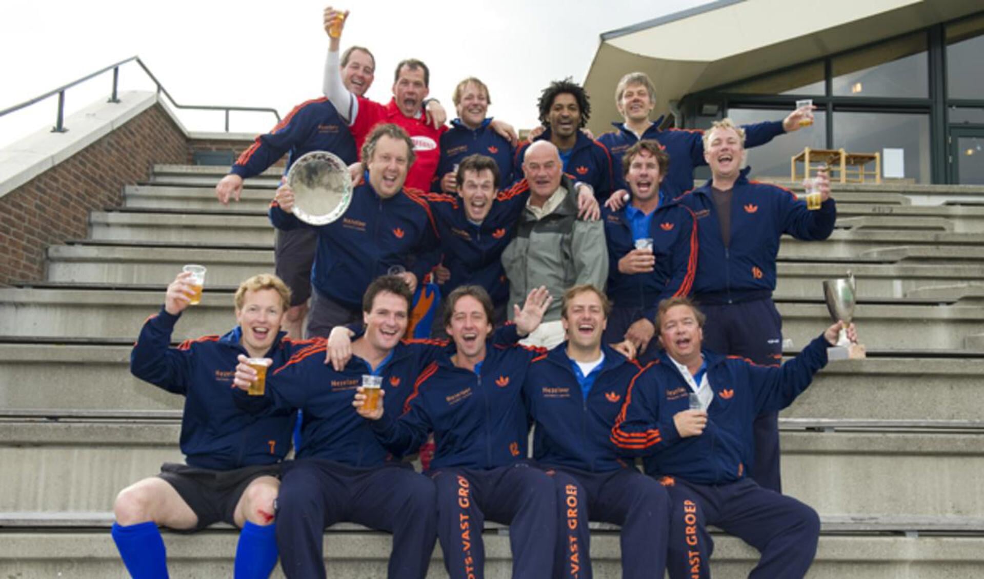 De kampioenen van Heren Veteranen A van HC Breda: Van links naar rechts, boven