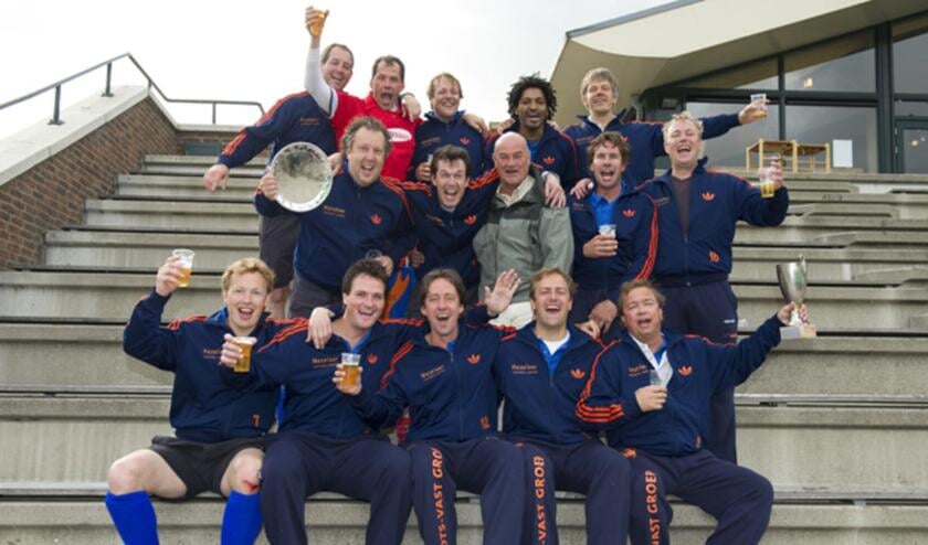 De kampioenen van Heren Veteranen A van HC Breda: Van links naar rechts, boven