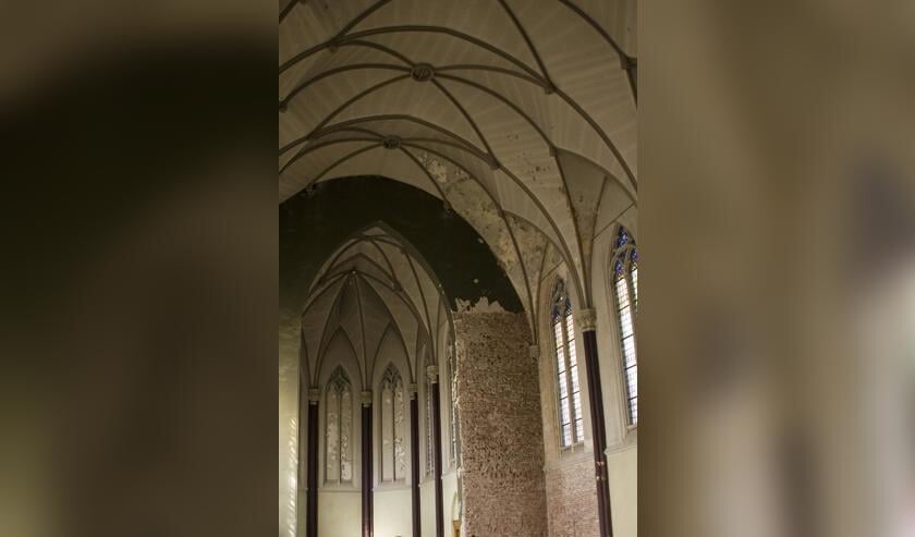 De kapel is thans in slechte bouwkundige staat op veel plaatsen is de afwerking beschadig of zelfs verdwenen dit zal worden gerestaureerd. Foto Jorgen Janssens