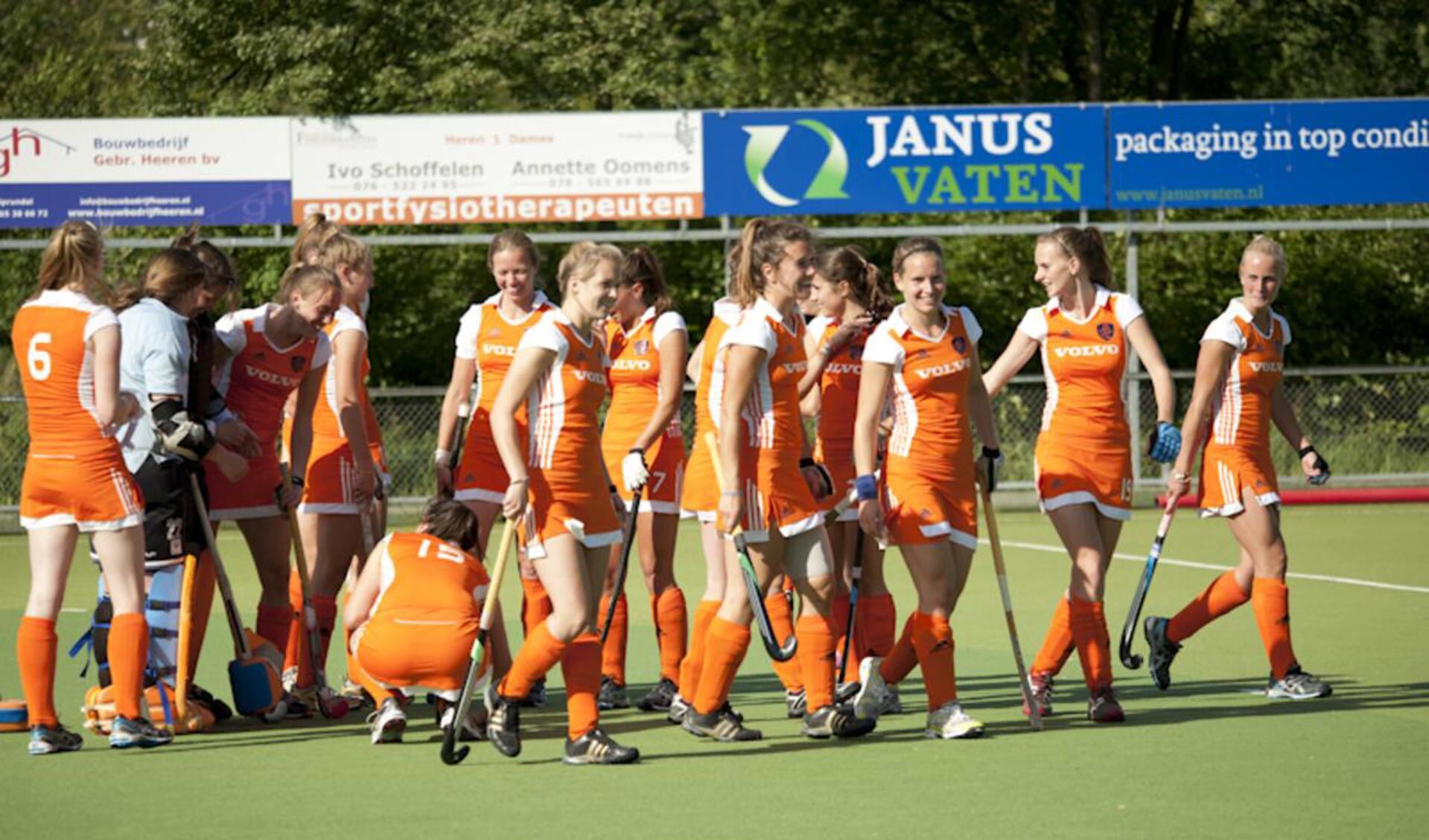 De dames van Jong Oranje oefende tegen de jongens van hockeyclub Breda foto Guido van der Kroef