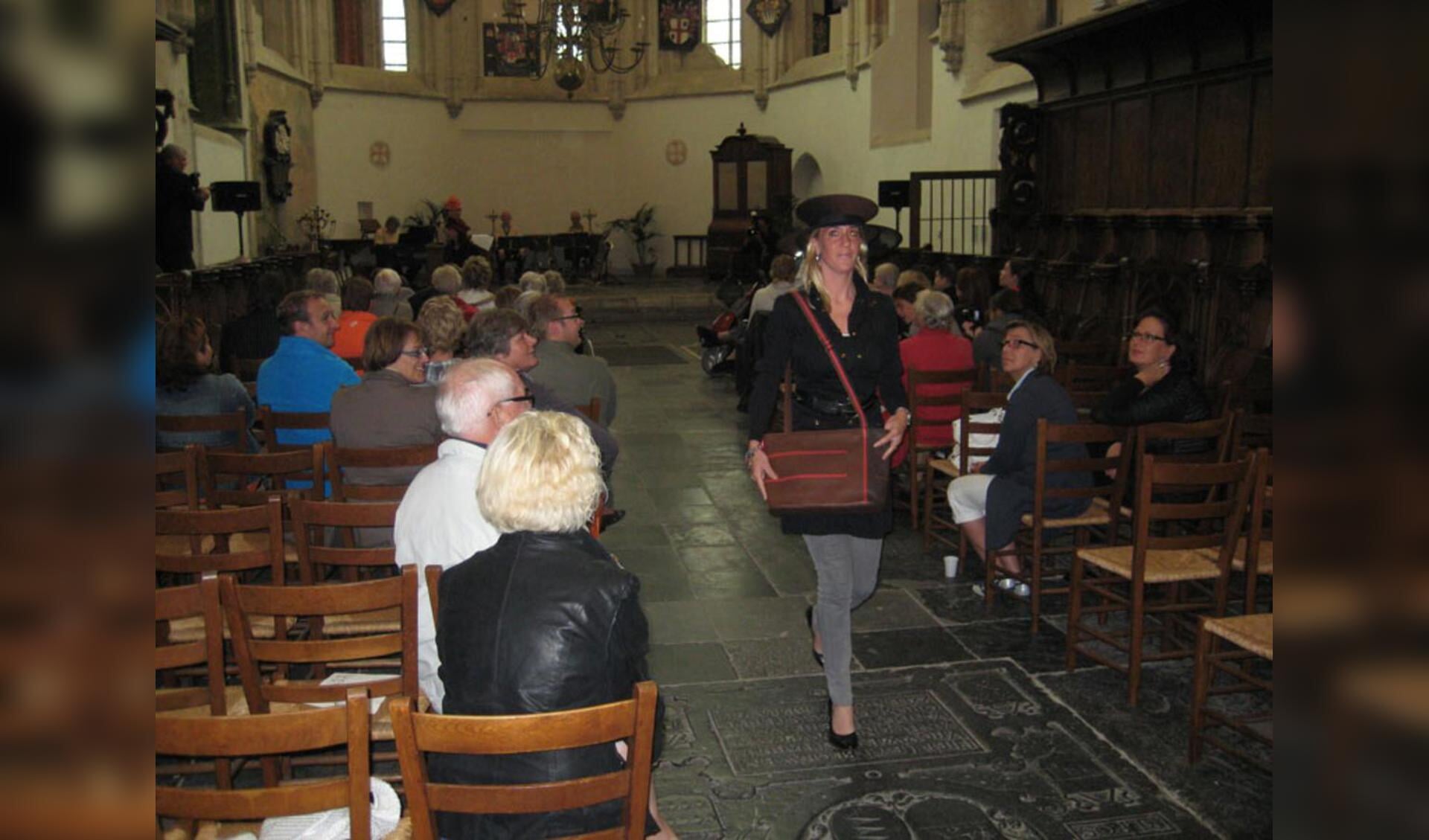 In de Grote Kerk vond dinsdag een Hoedjesshow plaats. foto Marc de Vries
