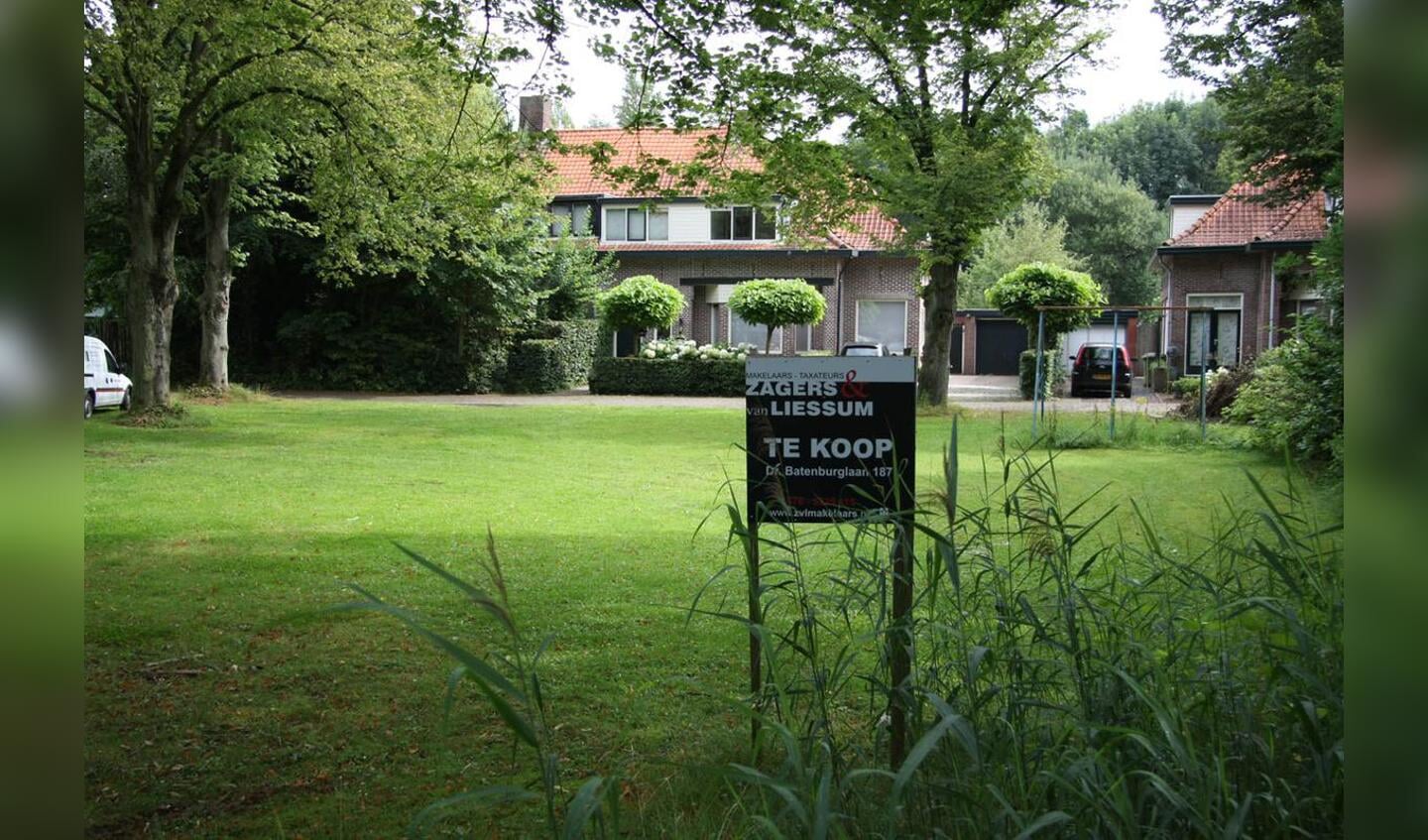 Huizen en grond te koop aan de Dr. Batenburglaan in Breda. foto Erik Eggens