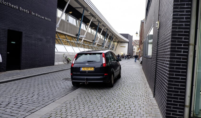 De Molenstraat met de Nieuwe Veste, smalle trottoirs en gebrek aan groen.
