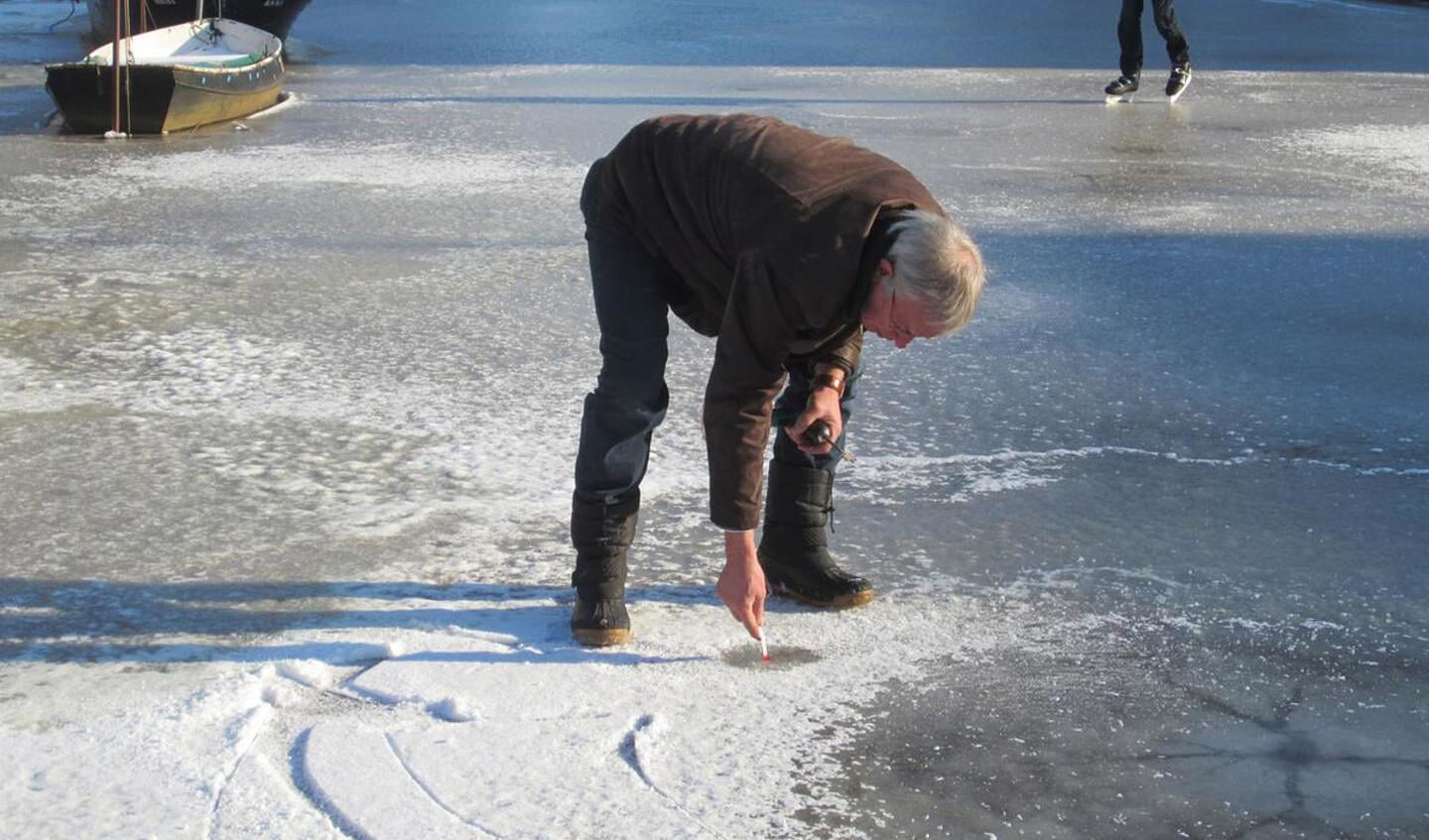 Het ijs op de Marksingel wordt gemeten door Joost van Poppel. foto Annet Goos