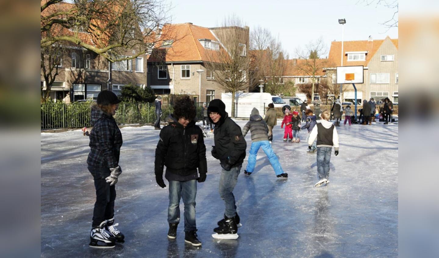 Schaatsen op het Hyacintplein in Breda. foto Ilse Lukken