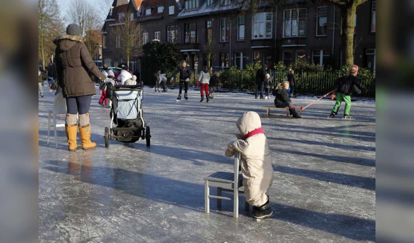 Schaatsen op het Hyacintplein in Breda. foto Ilse Lukken