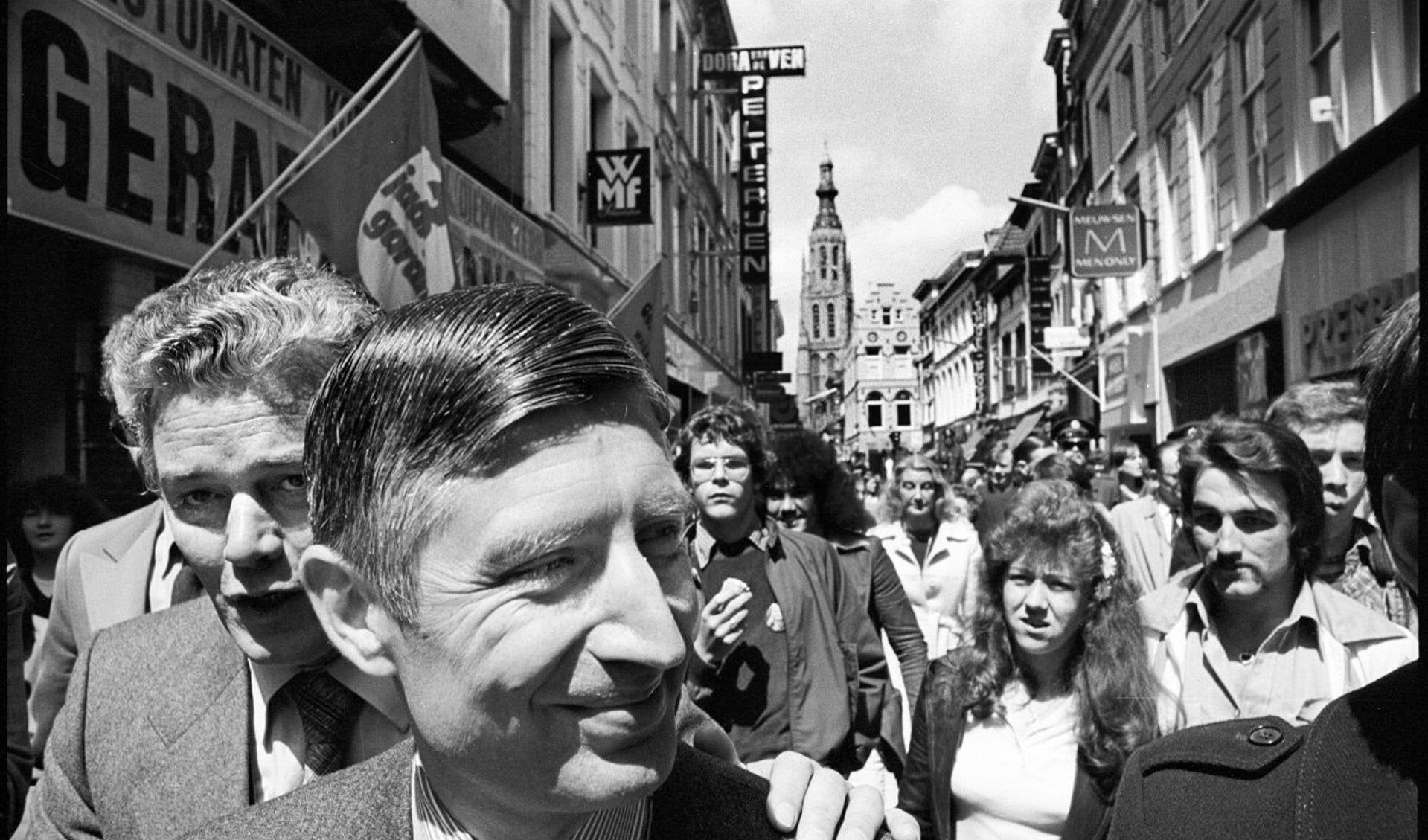 Hans van Dun en CDA-topstuk Dries van Agt in de Eindstraat, 1978.