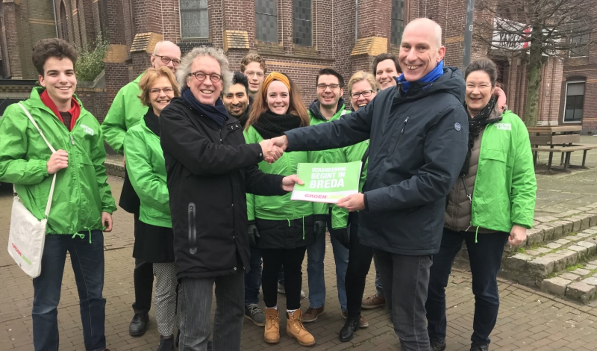 Verkiezingsprogramma GroenLinks 2018. Jos Koniuszek overhandigt het programma aan lijsttrekker Peter Bakker.