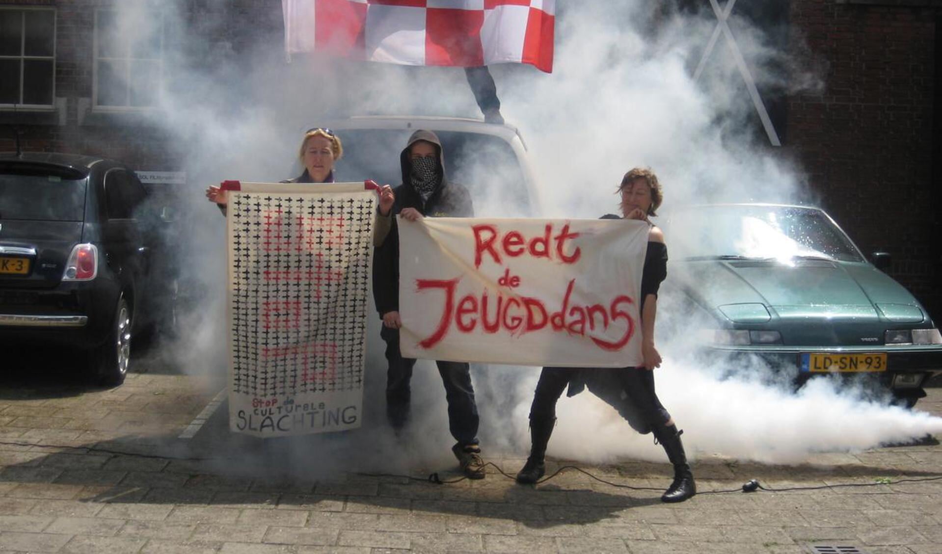 Protest De Stilte met rookbommen foto Evy van der Sanden