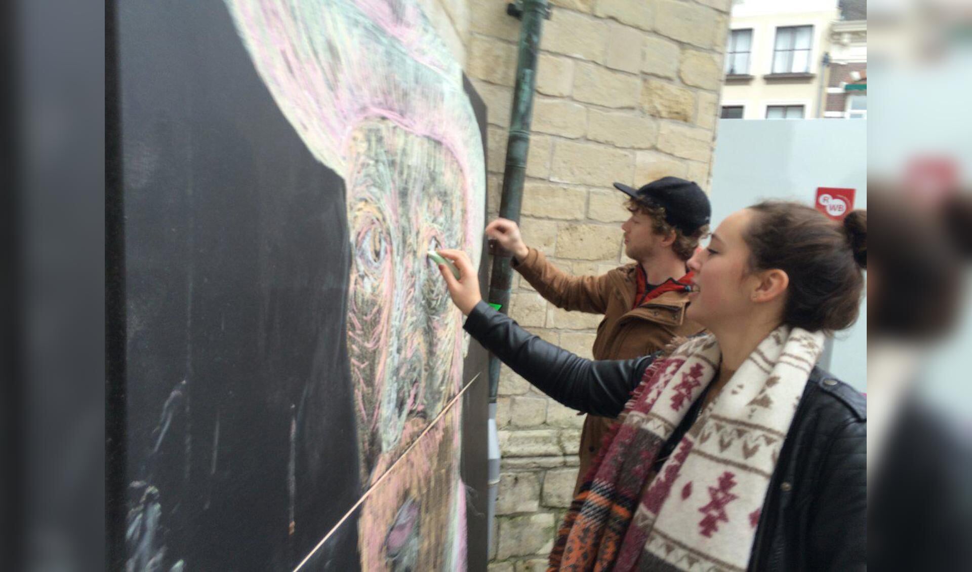 Studenten Julia van Leeuwen en Tom van der Pijl maken een krijttekening van Van Gogh.