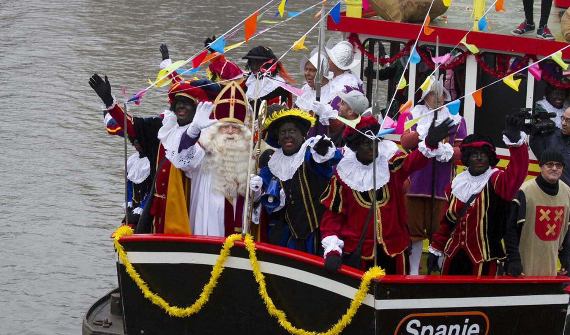 Afgelopen zaterdag was het weer de traditionele intocht van Sinterklaas aan de Haven. foto Patricia Rompa