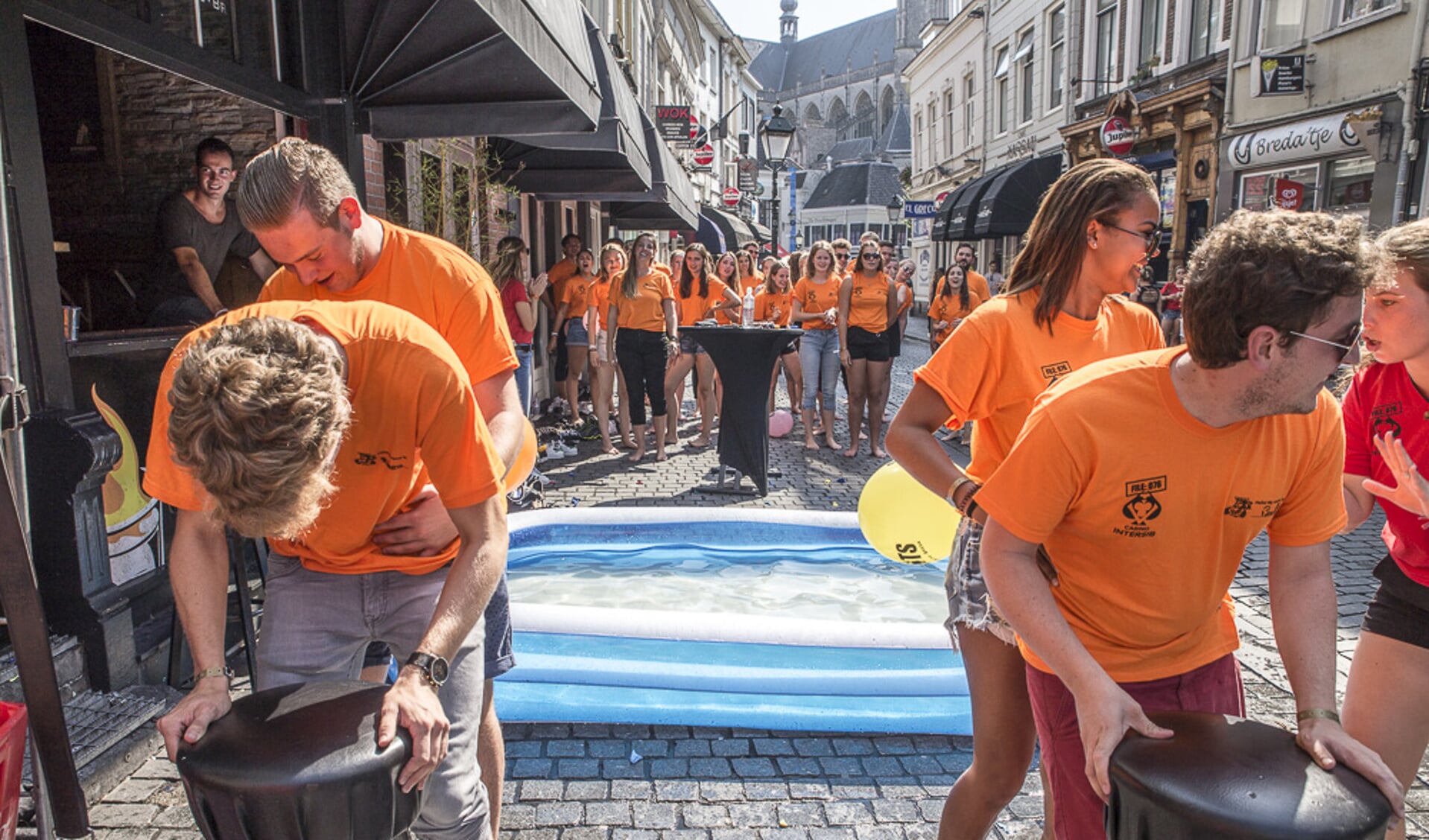 Op wellicht de laatste tropische dag van het jaar mogen zo'n drieduizend eerstejaars van NHTV en Avans kennismaken met elkaar en met de stad.