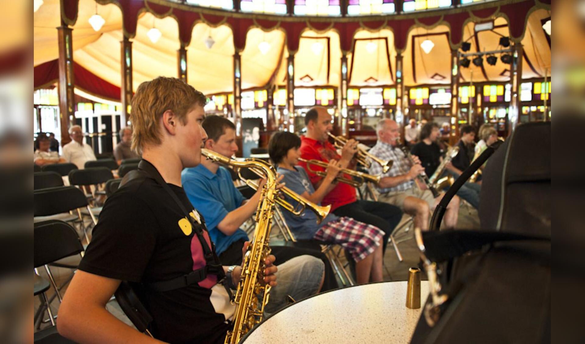 Het Jazz festival is niet alleen luisteren, maar ook doen. Zoals tijdens deze workshop. foto Guido van der Kroef