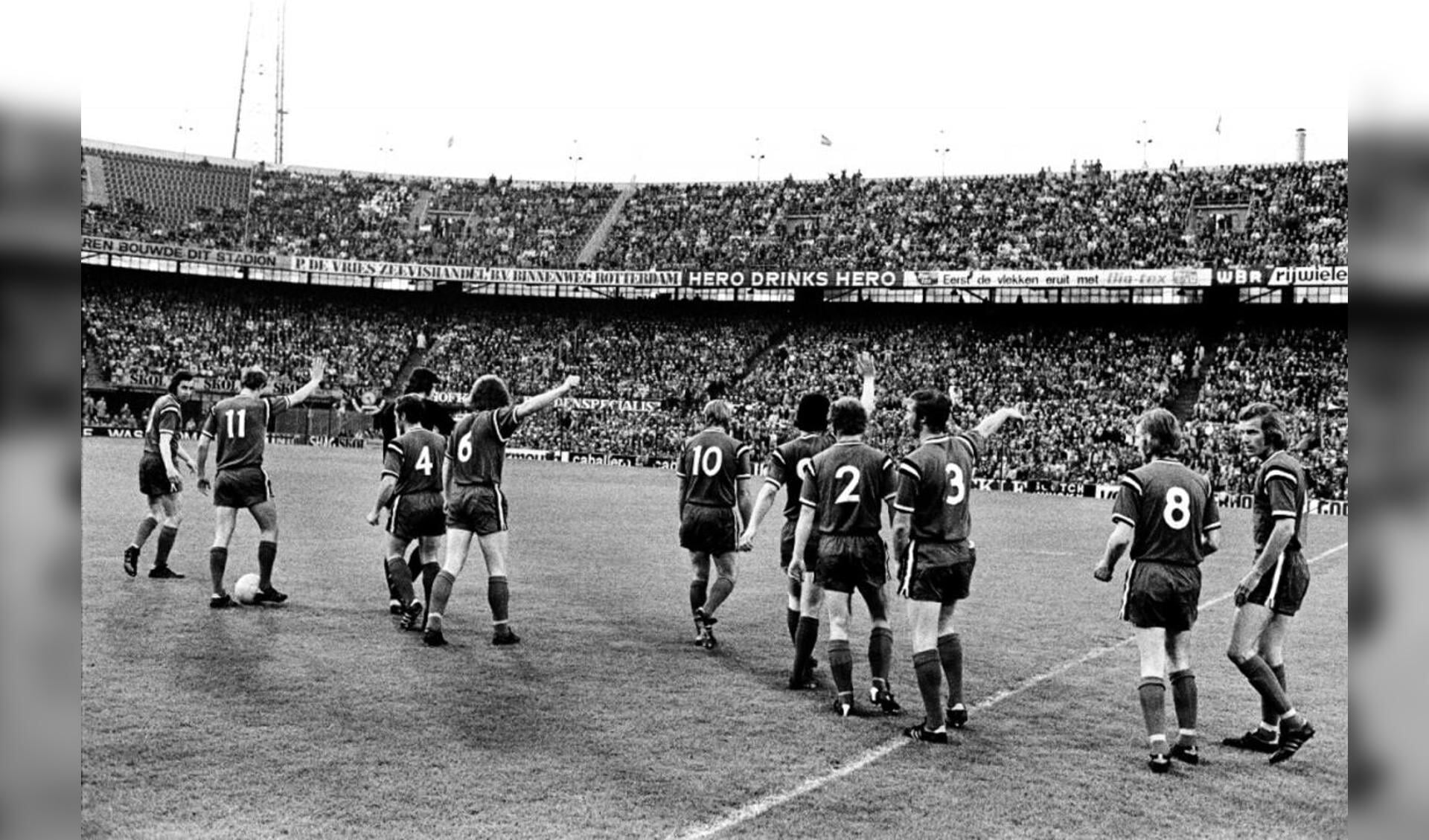 NAC betreedt de Kuip tijdens de KNVB-bekerfinale op 31 mei 1973. NAC won met 2-0 van NEC, doelpunten van Bish en Brouwers. foto Johan van Gurp