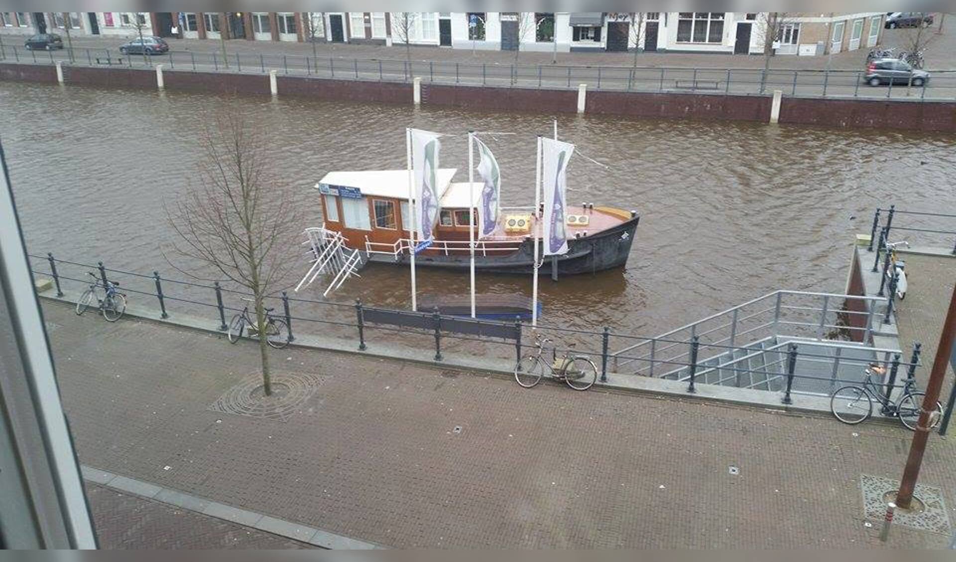 De watergolf uit België bedreigt de kassaboot in de Haven van Breda. Die ligt nu strak in de ketting.