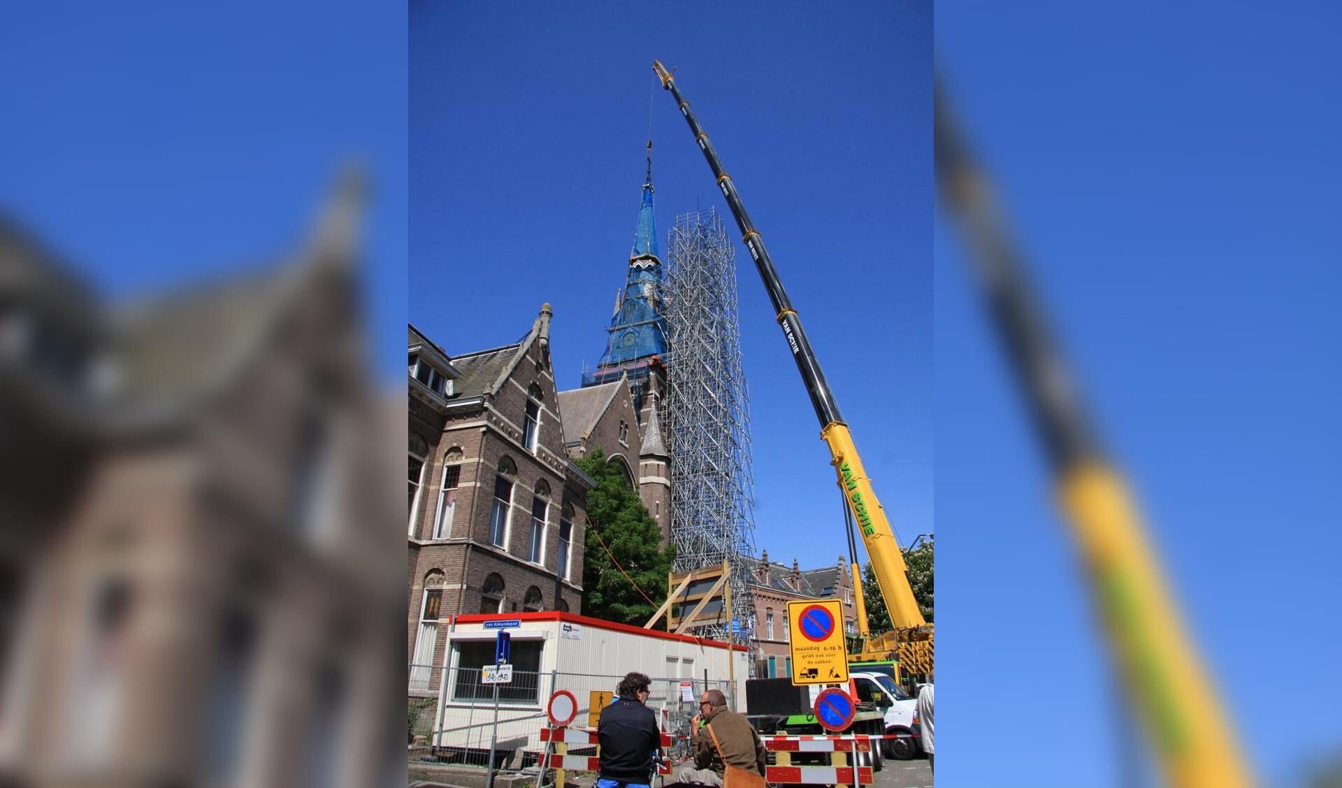 http://www.bredavandaag.nl/nieuws/cultuur/48783/2011-05-02/wind-gooit-roet-het-eten-voor-torenspits-kerkfoto Erik Eggens