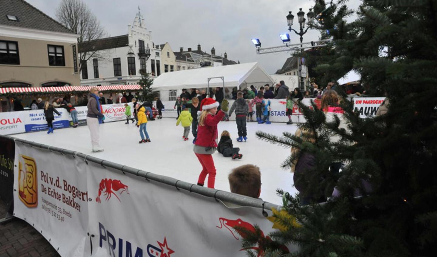 Princenhage genoot vier dagen lang van een ijsbaan en een gezellige kerstmarkt. foto Perry Roovers