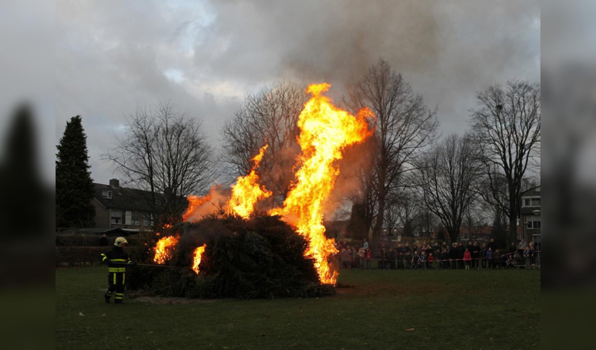Kerstboomverbranding in Princenhage, 6 januari 2012. foto Ilse Lukken