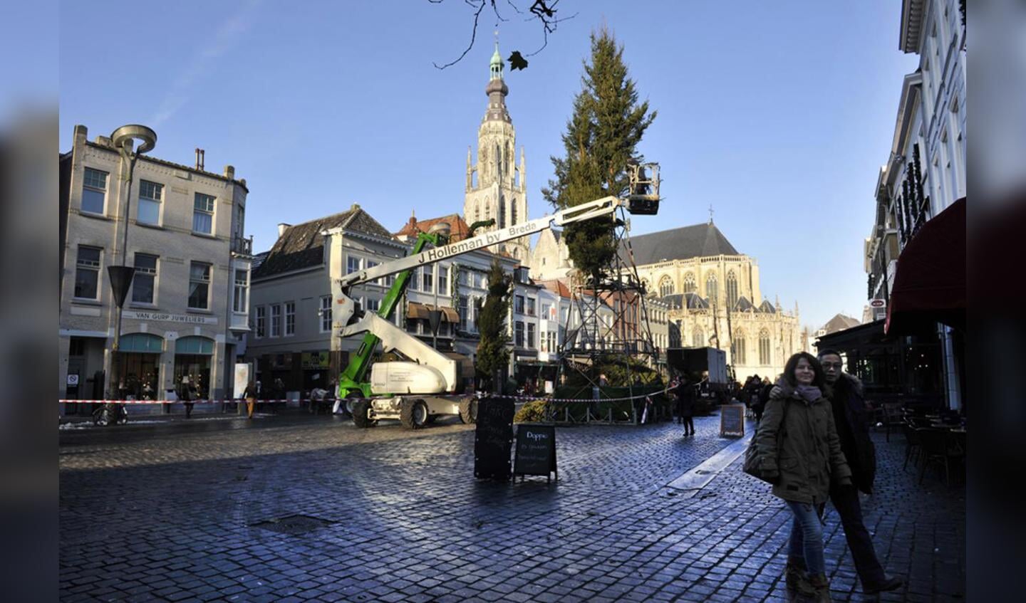 De kerstboom op de Grote Markt staat weer sinds 8 december. foto Janet Olde Wolbers