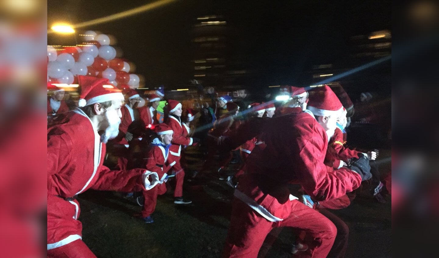 De honderden rennende kerstmannen.