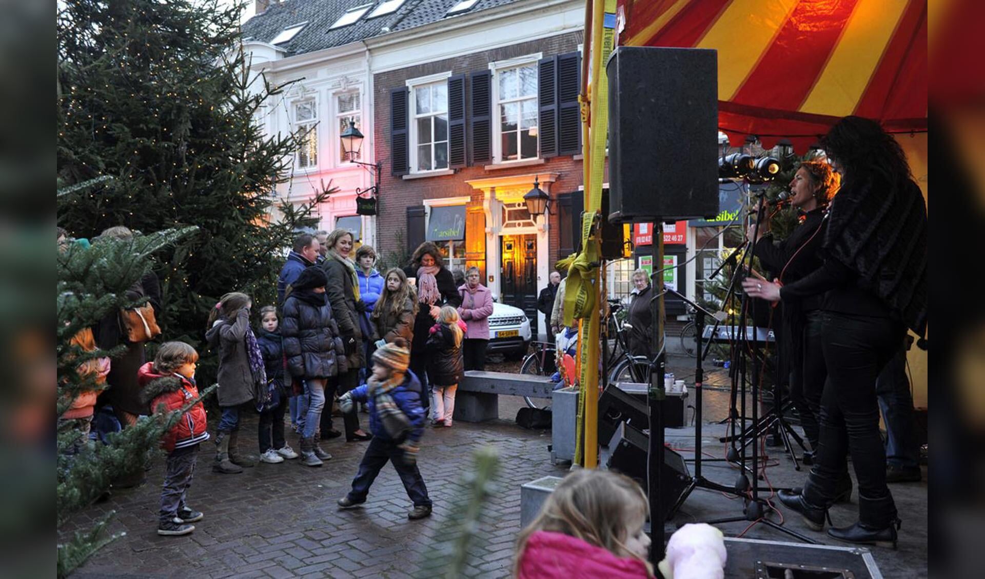 Kerst, muziek, kinderen, kraampjes en Glühwein. Veel sfeer tijdens de Kerstmarkt Ginneken 2011. foto Janet Olde Wolbers.