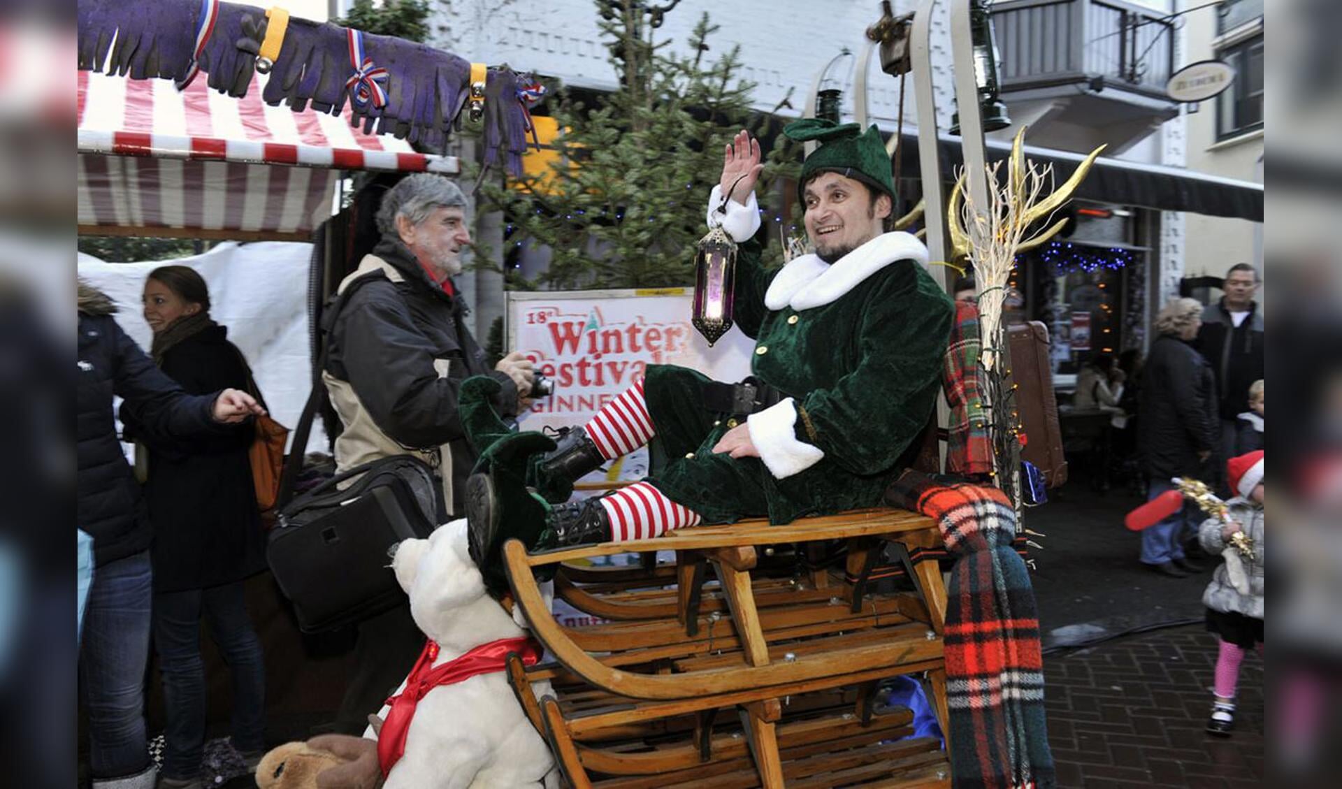 Kerst, muziek, kinderen, kraampjes en Glühwein. Veel sfeer tijdens de Kerstmarkt Ginneken 2011. foto Janet Olde Wolbers.