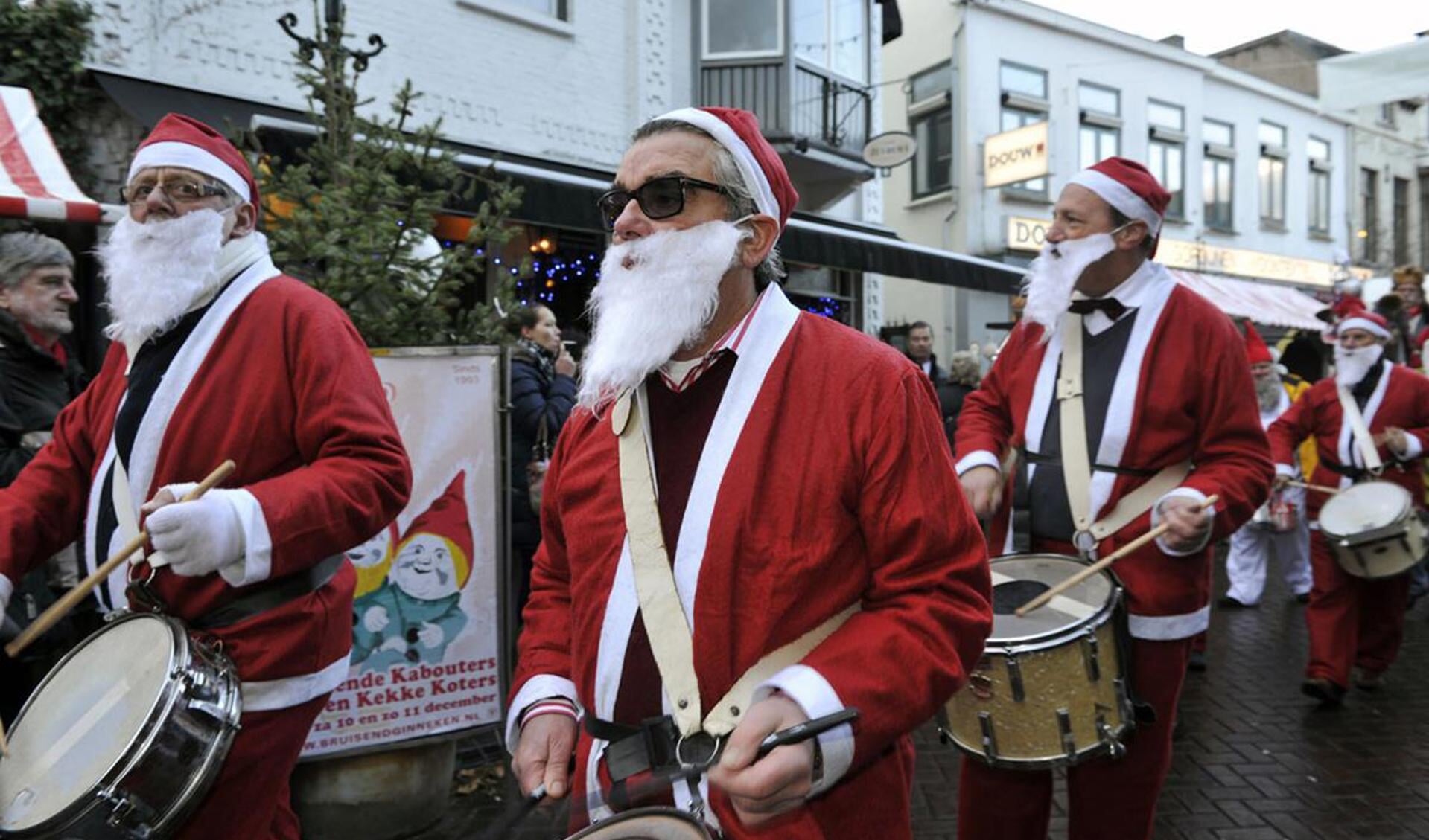 Kerst, muziek, kinderen, kraampjes en Glühwein. Veel sfeer tijdens de Kerstmarkt Ginneken 2011. foto Janet Olde Wolbers.