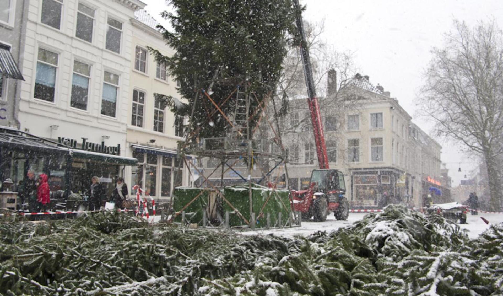 4 december, geheel in winterfsfeer wordt de Kerstboom op de Grote Markt geplaatst. foto Guido van der Kroef