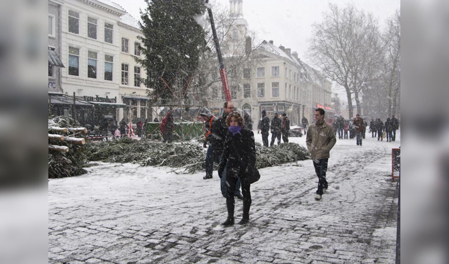 4 december, geheel in winterfsfeer wordt de Kerstboom op de Grote Markt geplaatst. foto Guido van der Kroef