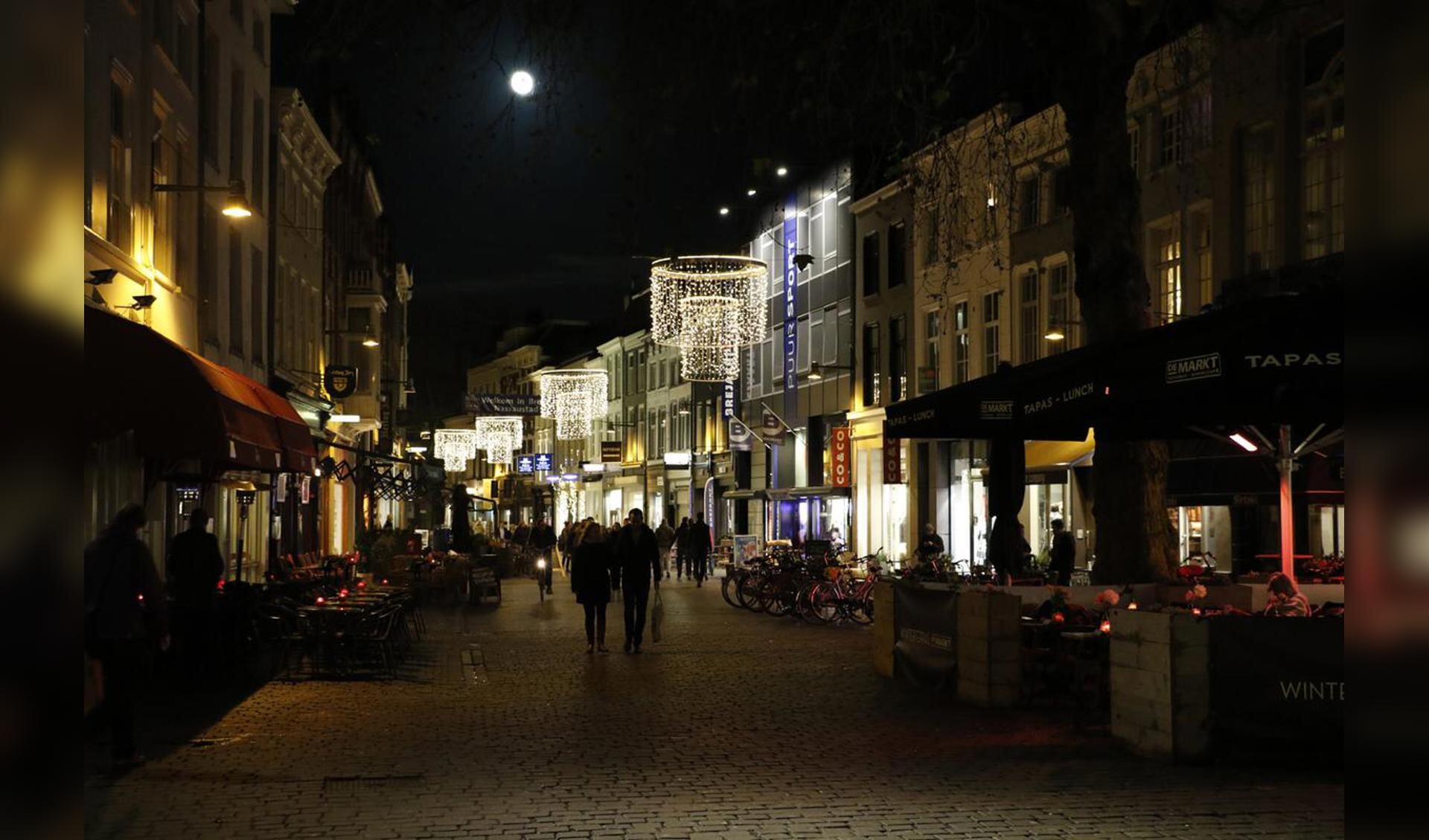 De Bredase binnenstad is dezer dagen feestelijk verlicht.