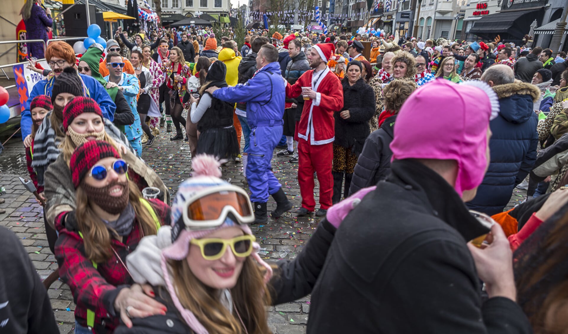 Enkele duizenden carnavalsliefhebbers genieten zondag 21 januari van het Klunen in de Bredase binnenstad.