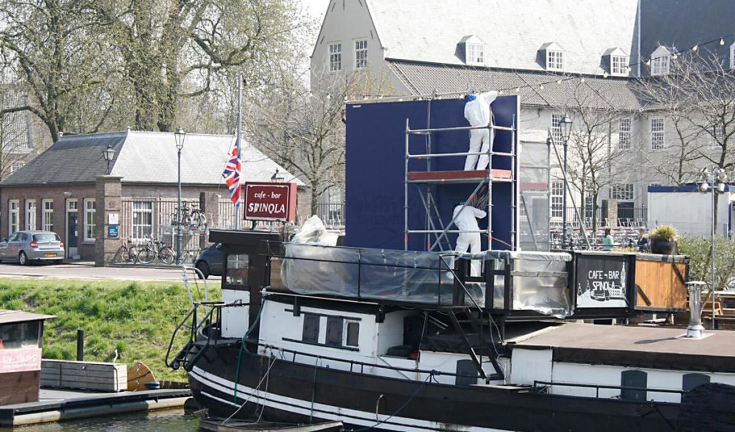 Symen Veenstra maakt met een Dremel een portret van Willem-Alexander. foto Anne Kooman