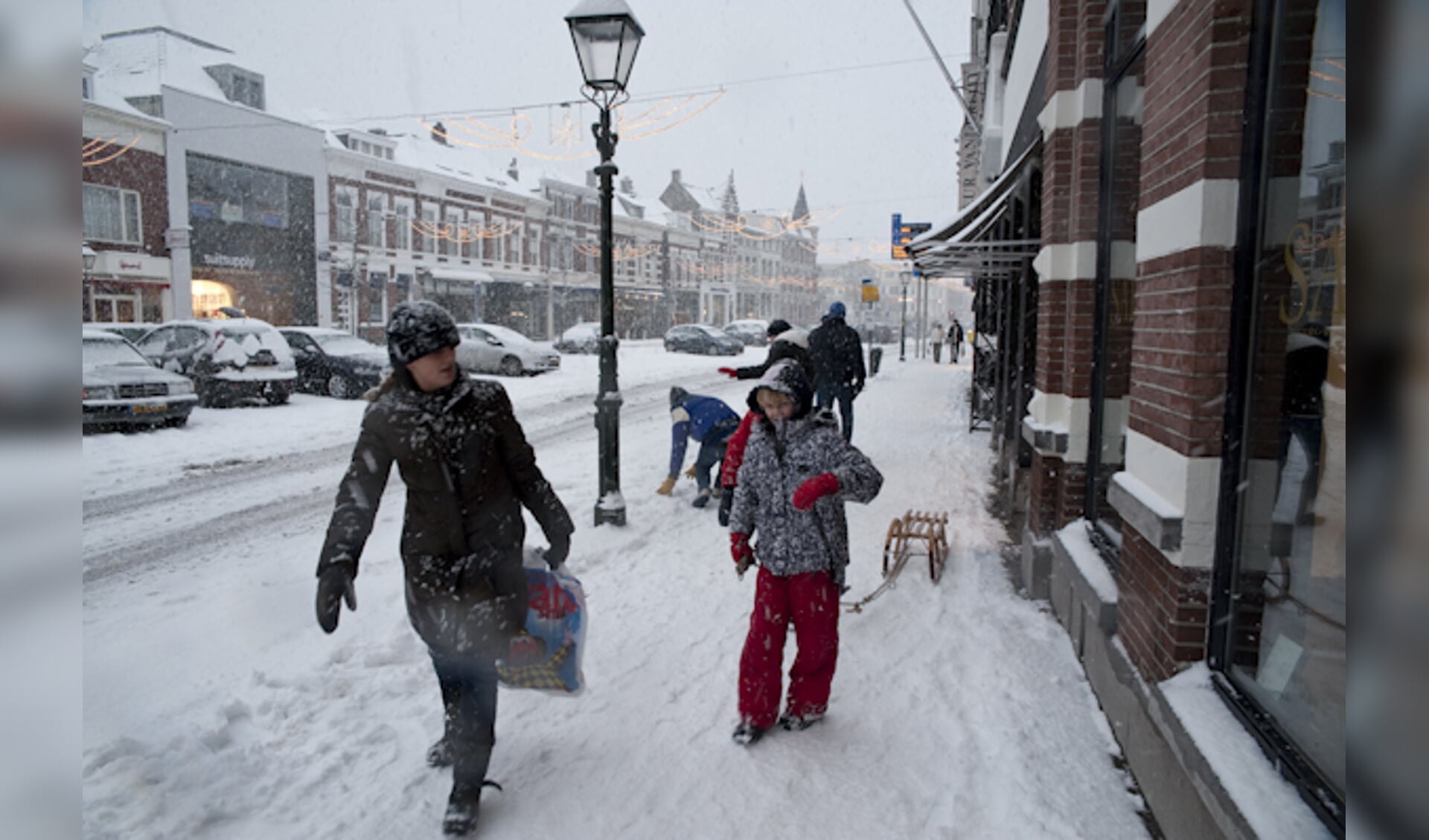 De koopzondag op 20 december zag er prachtig uit, maar weinig mensen trotseerden de sneeuw. foto Guido van der Kroef