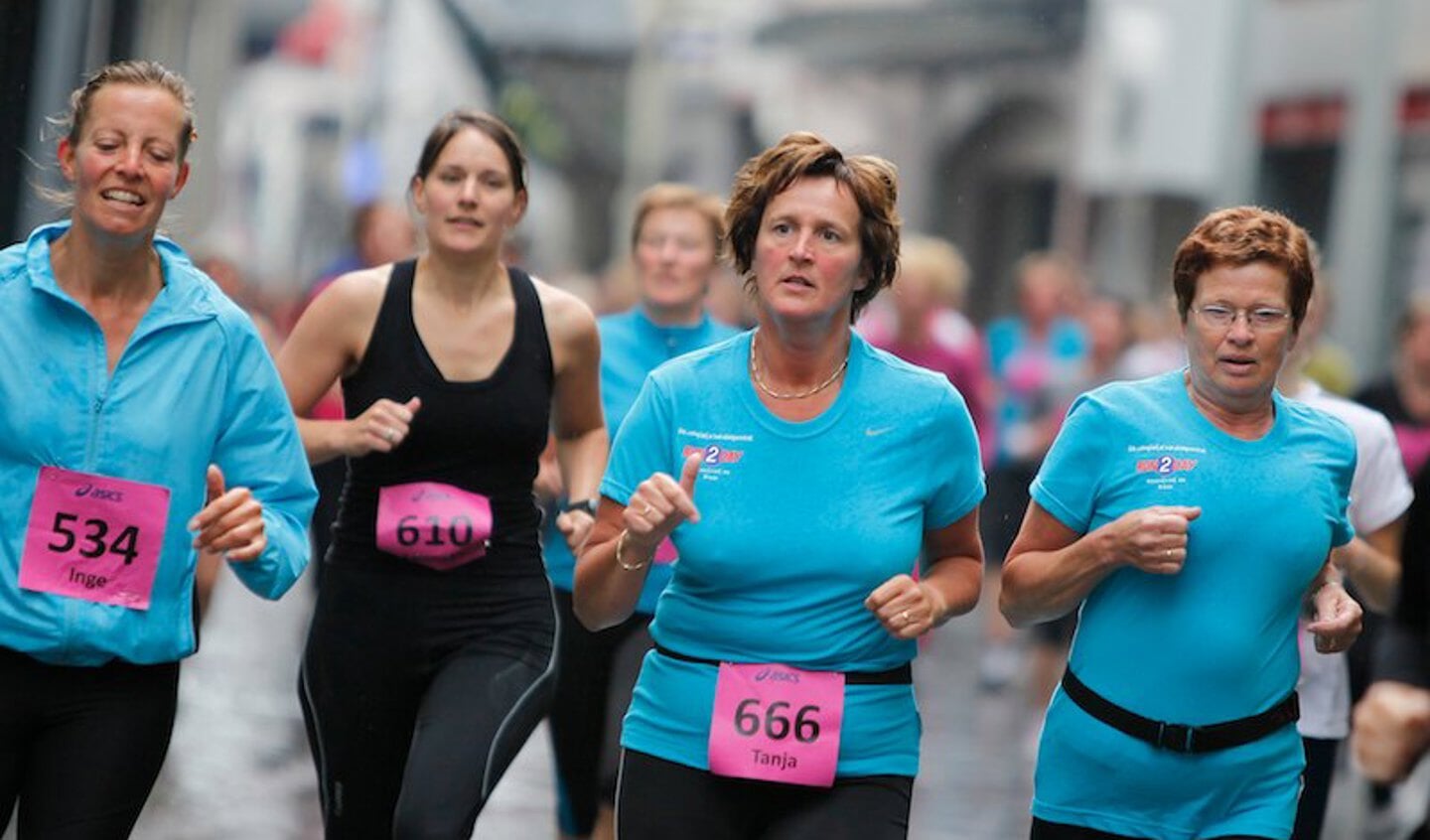 De deelnemers aan vijf kilometer van de eerste Ladiesrun door het centrum van Breda. foto Peter Visser