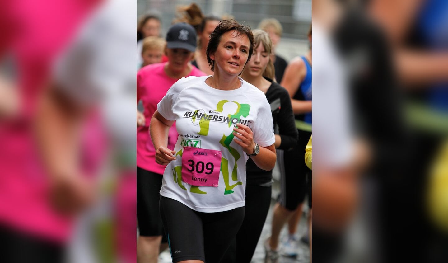 De deelnemers aan vijf kilometer van de eerste Ladiesrun door het centrum van Breda. foto Peter Visser