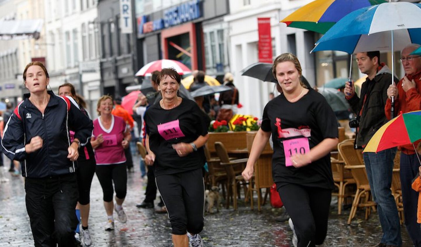 De deelnemers aan vijf kilometer van de eerste Ladiesrun door het centrum van Breda. foto Peter Visser