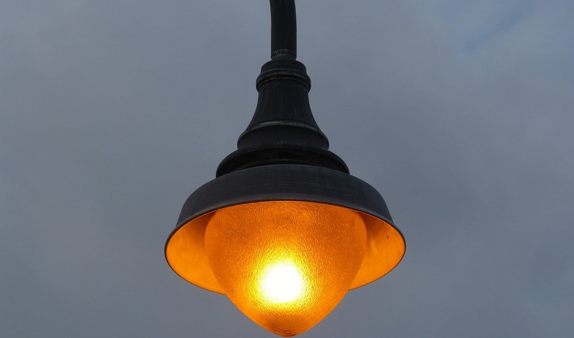 Een lantaarnpaal op de hoek van de  mgr. Leijtenstraat - Ignatiusstraatheeft het begeven nadat waarschijnlijk een automobilist de macht over het stuur heeft verloren.  foto Guido van der Kroef