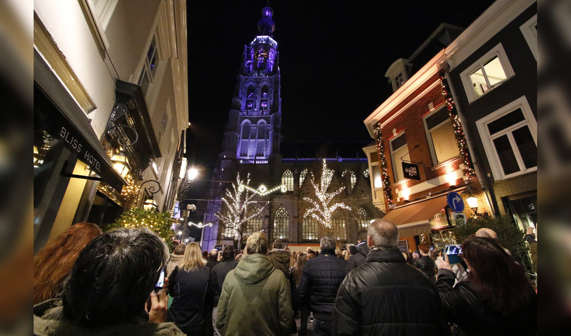 De nieuwe verlichting van de Grote Kerk werd met een lichtshow in gebruik genomen op woensdag 14 december.