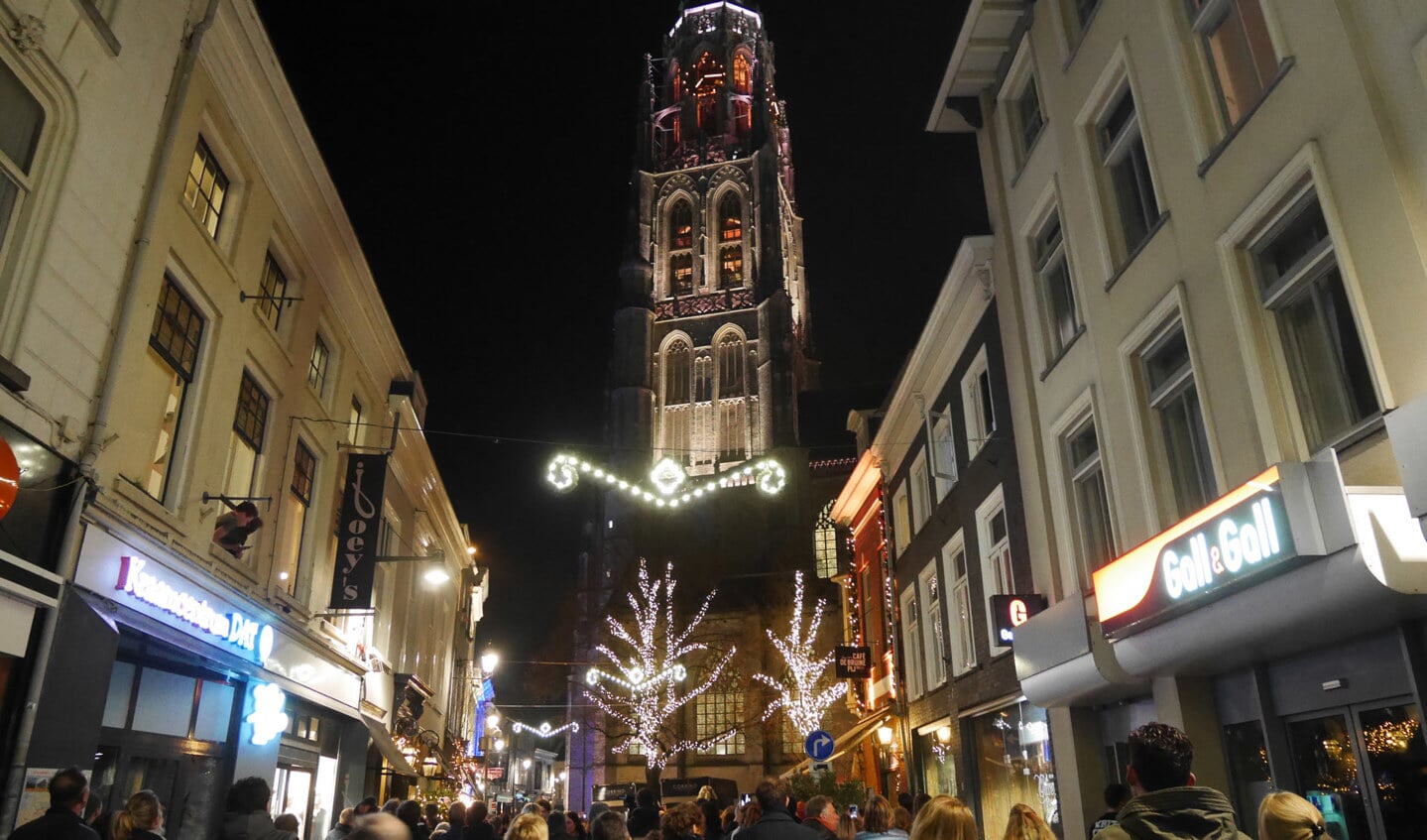De ledverlichting op de Toren van de Grote Kerk werd woensdagavond 14 december met een show gedemonstreerd.