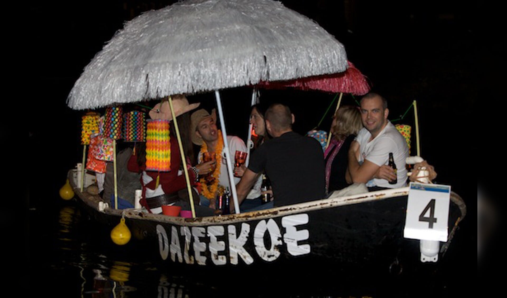 Fakkels, lampionnen en led-lampjes tijdens de Lichtsloepenparade 2009. foto Peter Visser