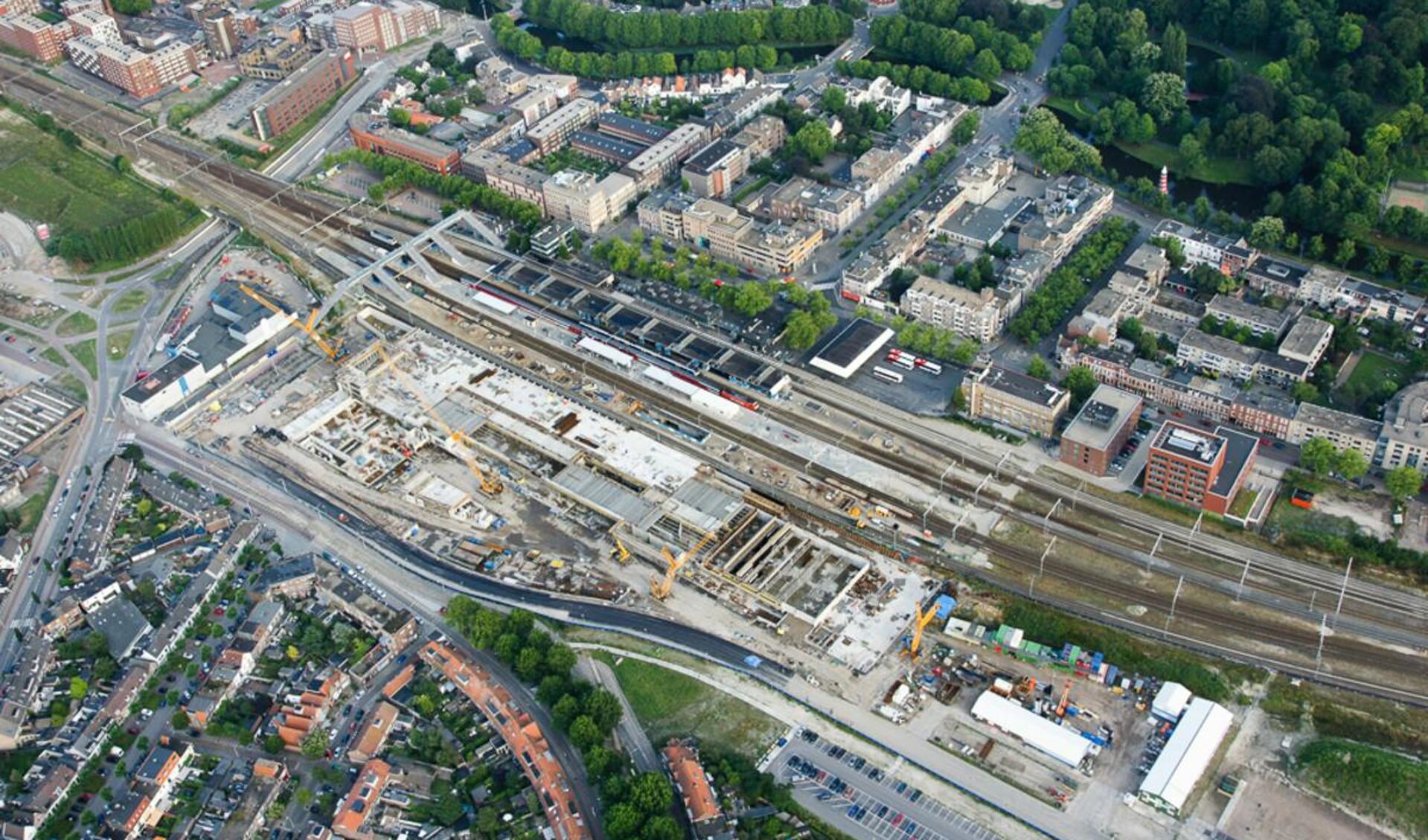 Het nieuwe station in aanbouw. foto Maj-Britta de Ruiter / Ad Ballon