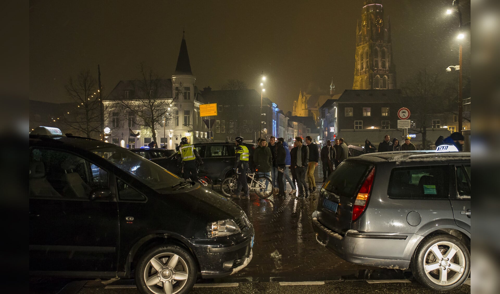 Protesterenden taxichauffeurs blokkeren de weg rond de Nieuwe Prinsenkade.