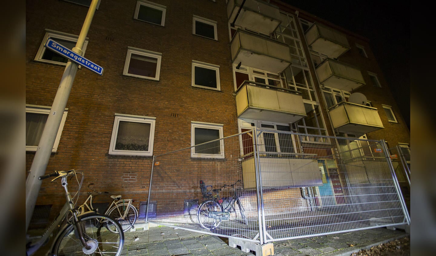 Balkons aan de Smaragdstraat in Breda zijn afgezet.