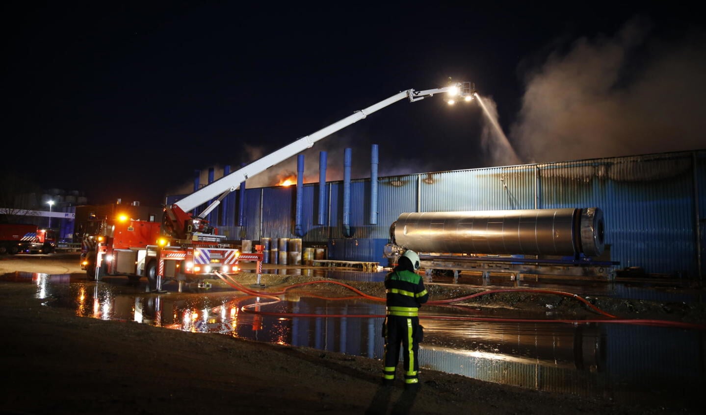 Een grote brand bij Drecht Coating Services in Moerdijk. De rook is tot in Breda te zien.