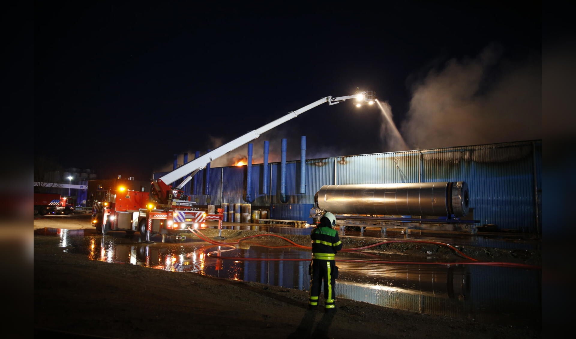 Een grote brand bij Drecht Coating Services in Moerdijk. De rook is tot in Breda te zien.