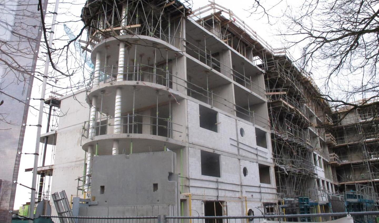 November 2012: De bouw van appartementencomplex de Marckhoek in het Ginneken vordert gestaag. foto Wijnand Nijs