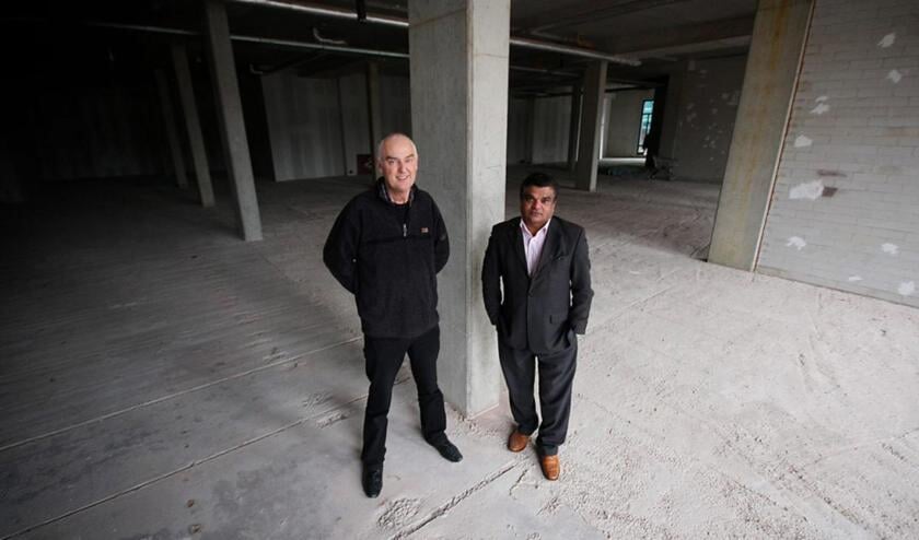 Anand Ramparichan (r) en Frans Jackson in wat straks Medisch Centrum de Baronie moet zijn. foto Erik Eggens